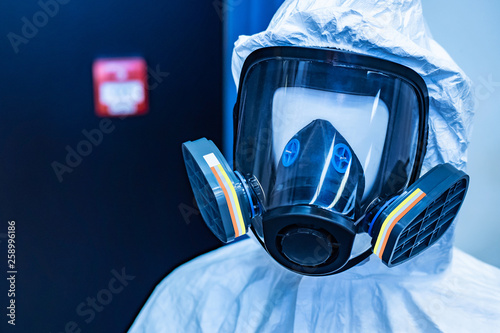 Gas mask with a panoramic m...