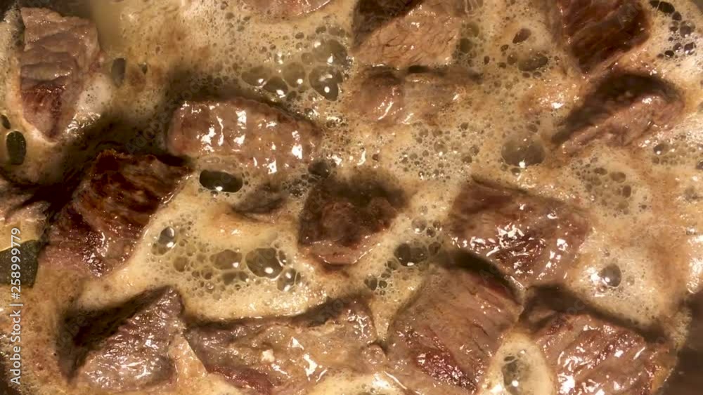 Cooking fresh meat in oil in iron utensils Cooking fresh meat in oil in iron utensils