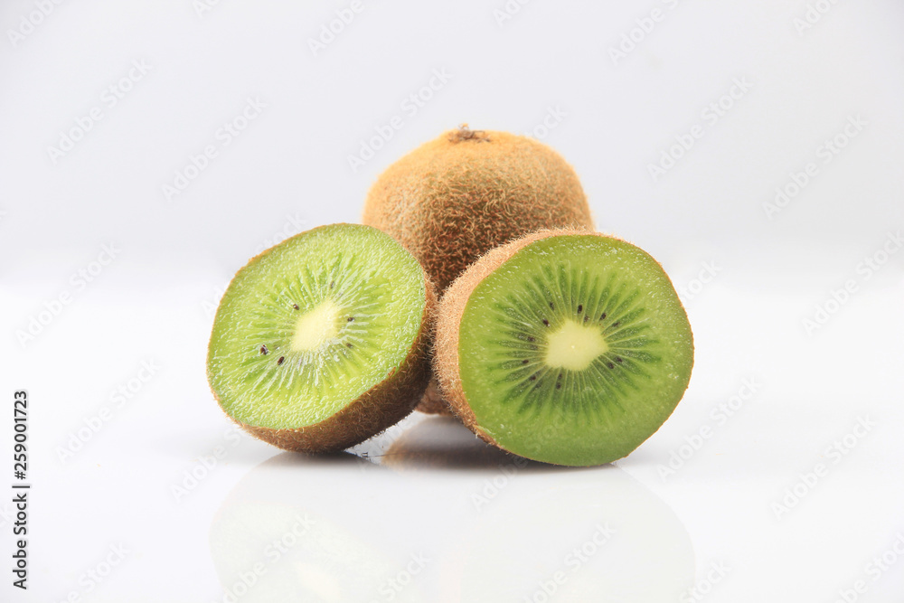 Obraz premium Kiwis are isolated from white backgrounds