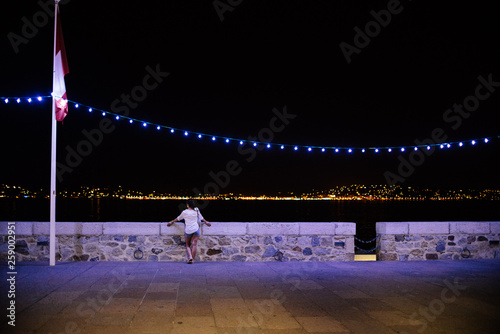 Samotna kobieta w nocy photo
