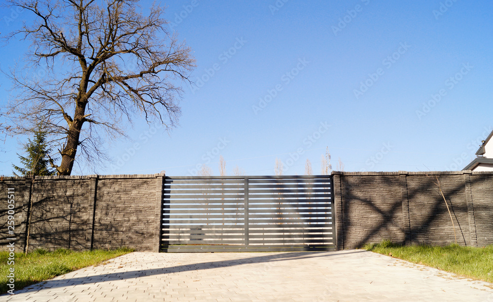 Sliding gate, house driveway Sliding gate, house driveway