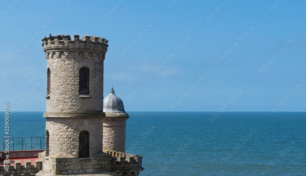 Torre del torreón con horizonte marino