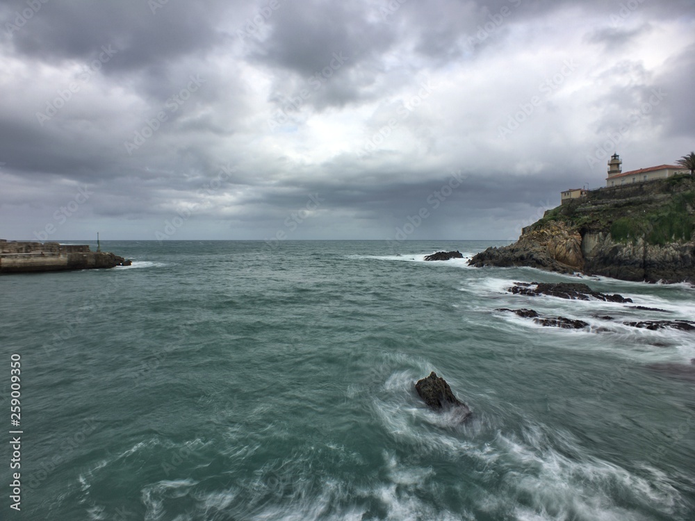 Puerto de Cudillero un día nublado con marejada