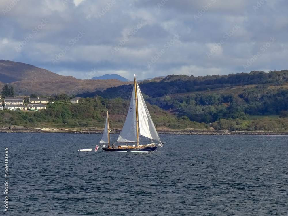 Obraz premium Segelboot vor Fishnish auf dem Sound of Mull vor Lochaline in Schottland