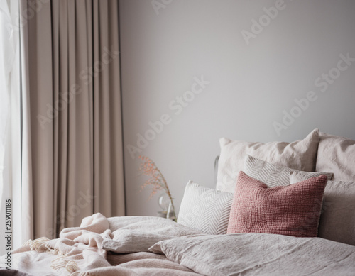 Schlafzimmer als Wohlfühloase mit ruhigen Farbtönen und gemütlichen Accessoires photo