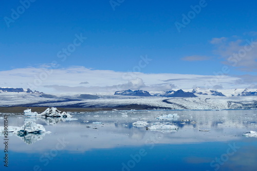 Jökulsarlon glaicer lagoon ice and snow landscape