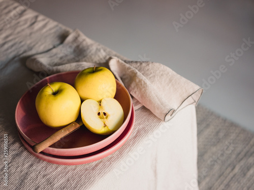 Gelbe Äpfel bereit zum Essen aufgeschnitten in einem Keramikteller liegend photo