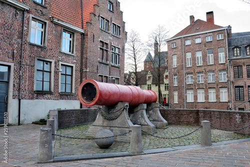 15th century red supergun named the Dulle Griet (