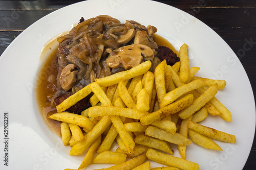jägerschitzel mit pommes photo