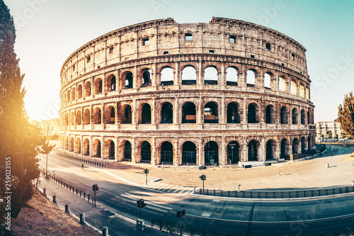 Antyczny Colosseum w Rzym przy zmierzchem