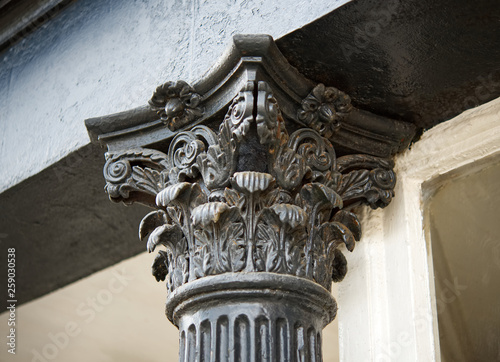 A closeup of the Corinthian capital on a a column.