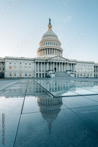 Obraz na płótnie The United States Capitol reflecting in glass, in Washington, DC w salonie