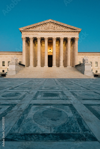 Obraz na płótnie The Supreme Court, in Capitol Hill, Washington, DC w salonie