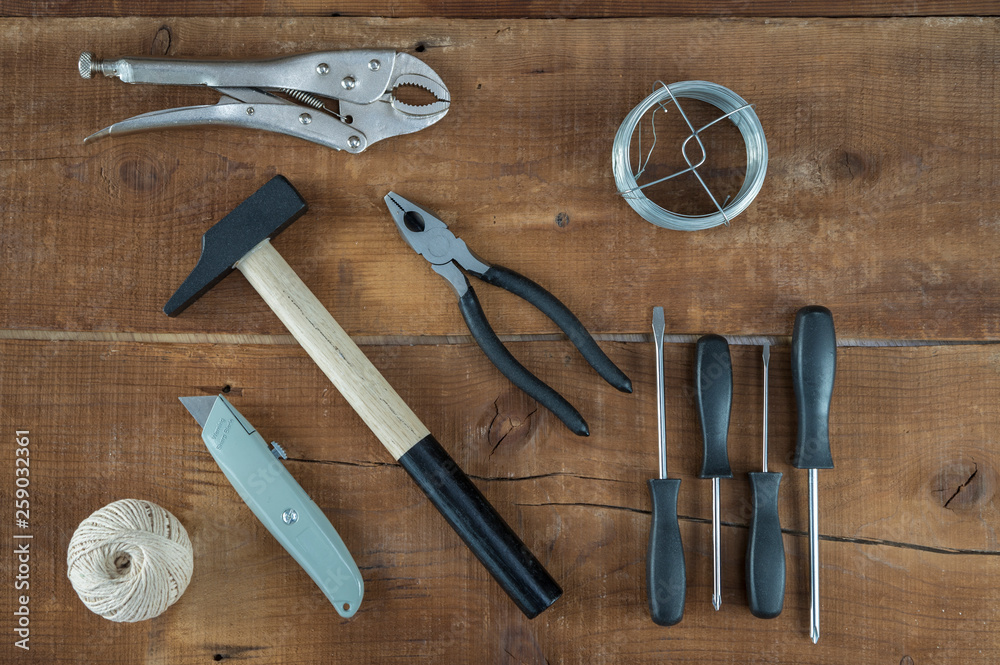 Un bodegón de herramientas para hacer bricolaje sobre un fondo de madera  Stock Photo
