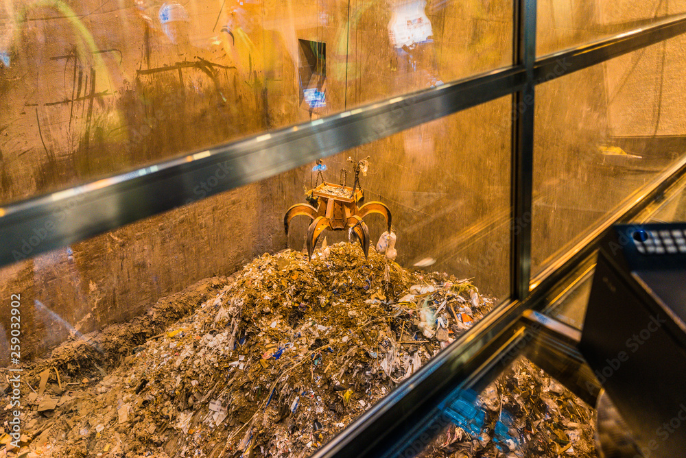 A grapple lifting trash into the Waste-to-energy plant in Roskilde