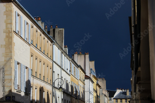 un bel cielo scuro prima del temporale sui palazzi chiari