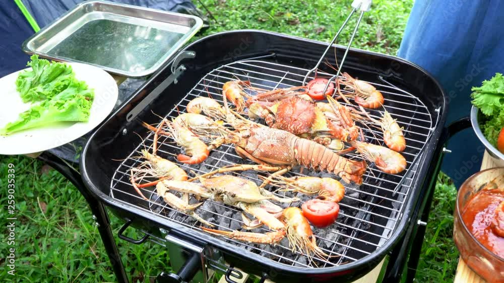 BBQ, seafood grilled shrimp and crab in the holiday camp. BBQ, seafood grilled shrimp and crab in the holiday camp.