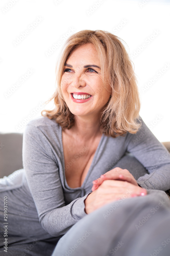 Freudig lachende Frau, best ager Freudig lachende Frau, best ager