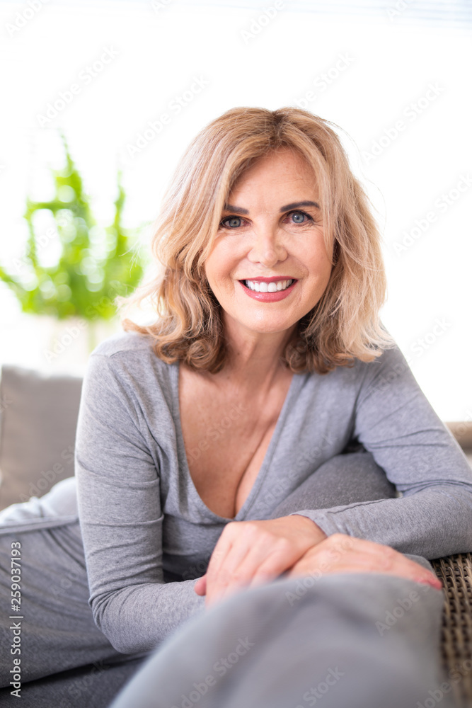 Freudig lachende Frau, best ager Freudig lachende Frau, best ager