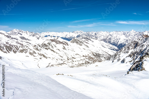 Skifahren in Sölden © barabasone