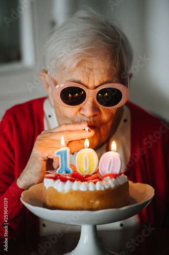 Foto Kind grandmother is celebrating her 100th birthday at home.