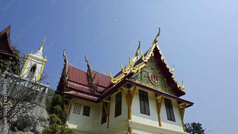Fototapeta premium wat tongchai temple complex in phetchaburi