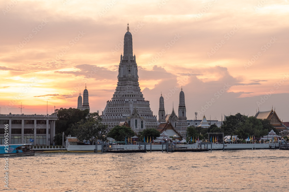 Wat Arun is a place on the banks of the Chao Phraya River. That foreigners and Thai people come to visit the beautiful work