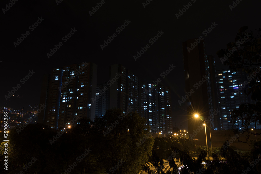 Fototapeta premium Edificios de noche en Medellin