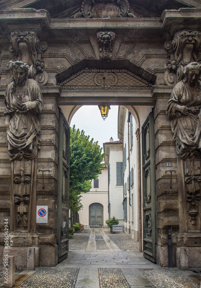 Fototapeta premium medieval city gate beautiful structure