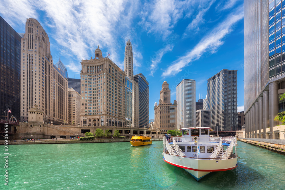 Fototapeta premium The Chicago River in Chicago downtown with tourist ship in Chicago, Illinois.