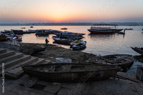 朝日を浴びるガンジス河のボート