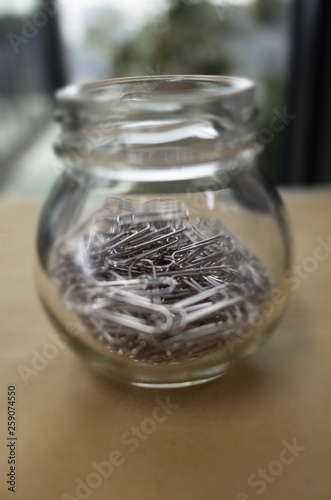 事務用品のクリップが便に入っている