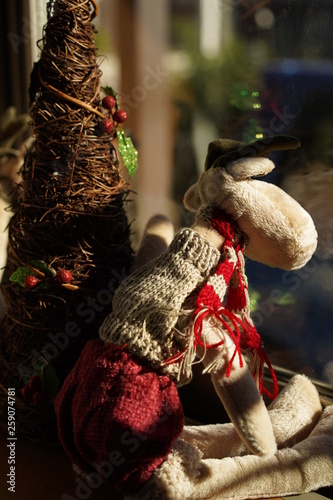 クリスマスを待ちわびるトナカイぬいぐるみ