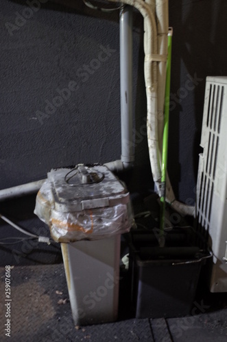 路地裏のゴミ箱と清掃用具