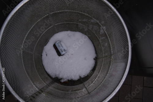 ゴミ箱に積もった雪を空き缶
