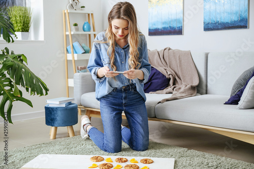 Female food photographer wi...