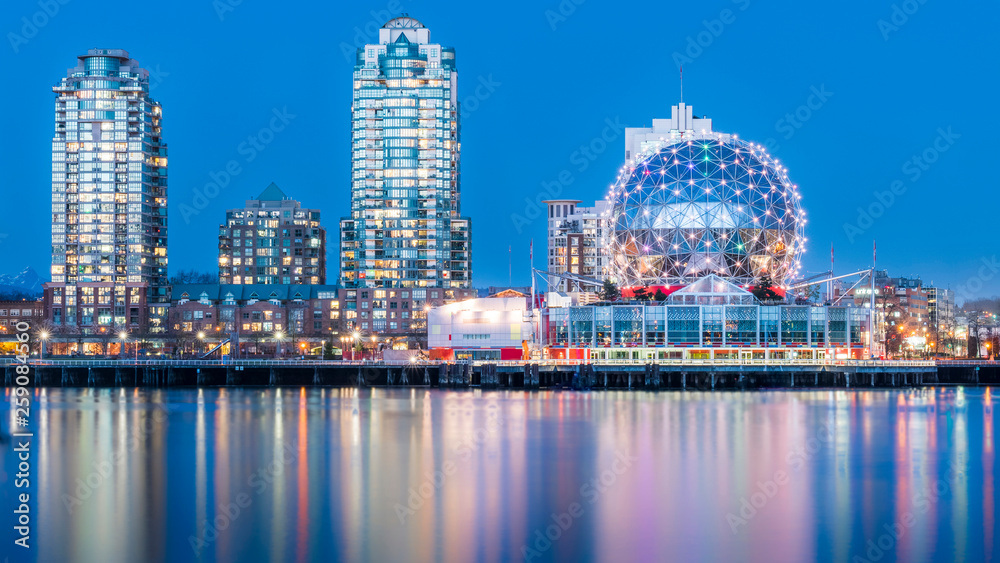 Naklejka premium Vancouver, Kolumbia Brytyjska, Kanada. Długa ekspozycja centrum miasta o zmierzchu.