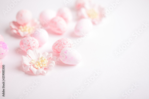 Fototapeta Naklejka Na Ścianę i Meble -  Pink Easter eggs and flowers on white background