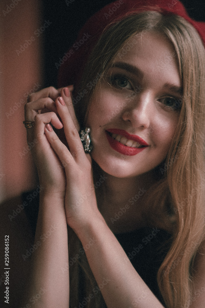 Obraz premium Closeup portrait of a young beautiful woman in beret