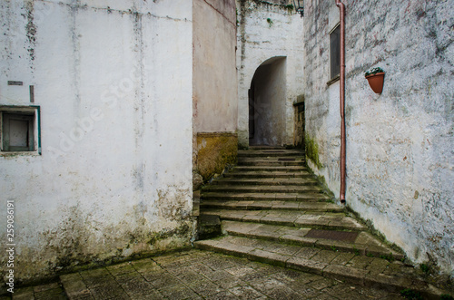 Un vicolo con una scalinata nel borgo di  Specchia in Salento