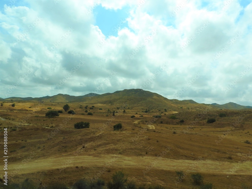 Obraz premium Desert landscape and clear sky near Matmata in southern Tunisia, North Africa.