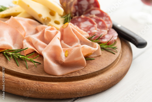 Tagliere di salumi e formaggi italiani