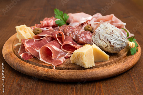 Tagliere con prosciutto crudo, salame e formaggio italiano
