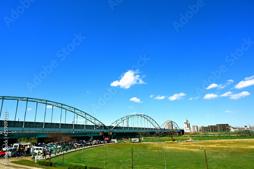 青空の下でゴルフの練習＠多摩川大橋