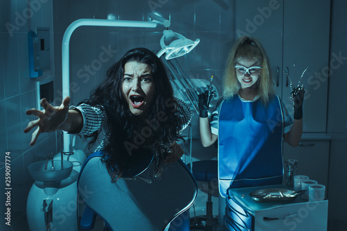 Принти на полотні Horror scene in dentist office