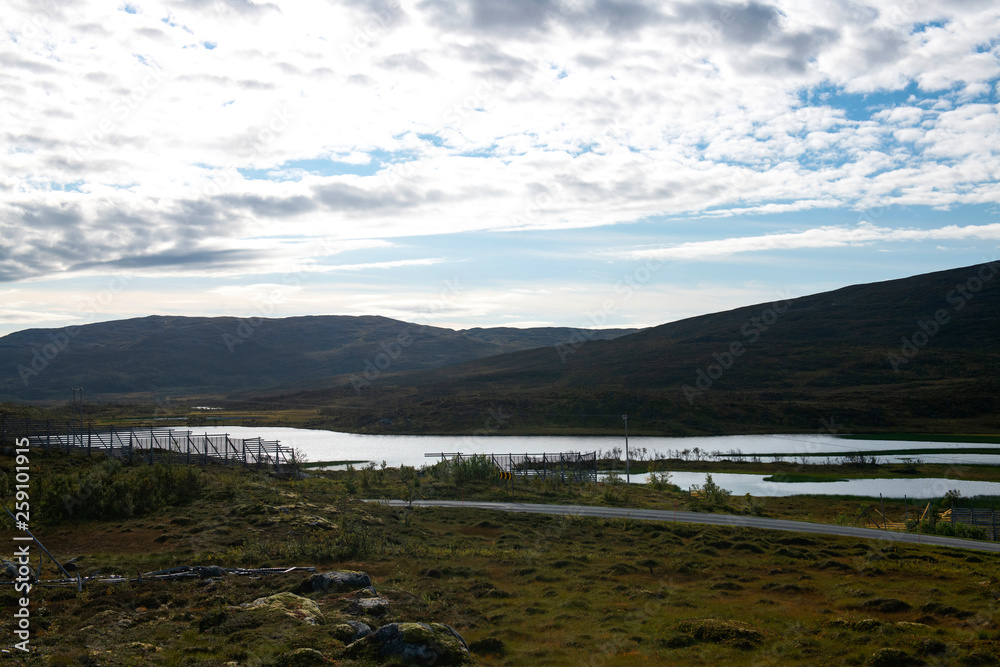 Fototapeta premium naturaleza, cielo, montaña, campo, nubes, sol, día, Noruega, fiordo, artico, agua, medio ambiente, ecología, excursión, trekking, paseo, andar, vida sana, 