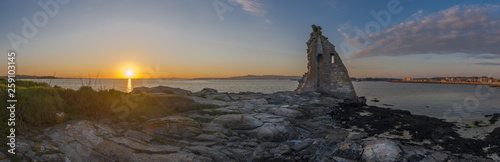 Wallpaper Mural Puesta de sol en torre de San Sadurniño en Cambados, Pontevedra, España Torontodigital.ca