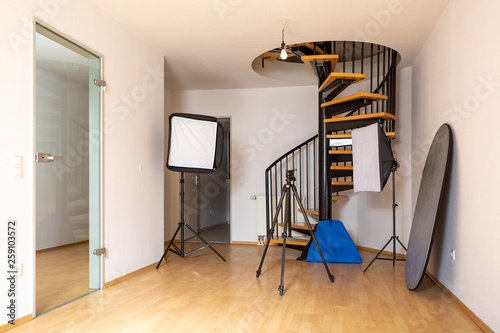 Leeres Fotostudio mit Stativ, Softboxen und Reflektor