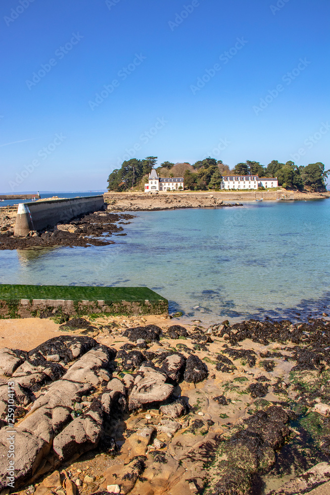 Obraz premium Douarnenez. L’île Tristan à marée basse, Finistère. Bretagne