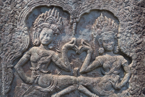 Danseuses sculptées  bas relief Angkor  © Bruno Bleu